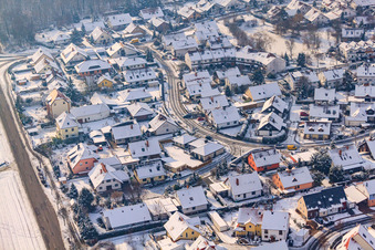 Vue aérienne de Dans les carrières d'argile en hiver avec de la neige à Rheinzabern dans le département Rhénanie-Palatinat, Allemagne