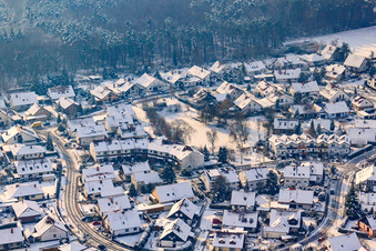 Vue oblique de Dans les carrières d'argile en hiver avec de la neige à Rheinzabern dans le département Rhénanie-Palatinat, Allemagne
