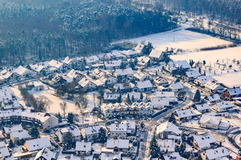 Dans les carrières d'argile en hiver avec de la neige à Rheinzabern dans le département Rhénanie-Palatinat, Allemagne d'en haut