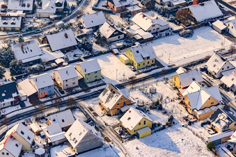 Vue oblique de Raiffeisenstraße en hiver avec de la neige à Rheinzabern dans le département Rhénanie-Palatinat, Allemagne