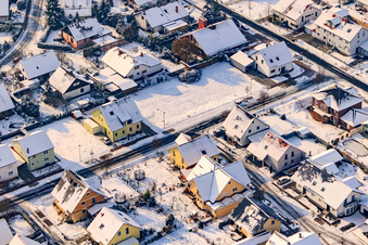 Raiffeisenstraße en hiver avec de la neige à Rheinzabern dans le département Rhénanie-Palatinat, Allemagne d'en haut