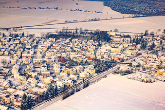 Vue aérienne de Freiherr-von-Stein-Straße en hiver avec de la neige à Rheinzabern dans le département Rhénanie-Palatinat, Allemagne