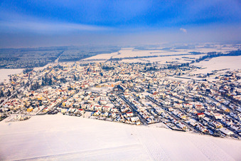 Vue aérienne de Vue de la ville depuis le sud en hiver avec de la neige à Rheinzabern dans le département Rhénanie-Palatinat, Allemagne