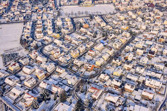 Vue aérienne de Goethering en hiver avec de la neige à Rheinzabern dans le département Rhénanie-Palatinat, Allemagne