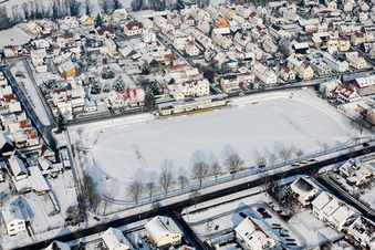 Vue aérienne de Terrain de sport enneigé en hiver - terrain de football du club sportif Olympia à Rheinzabern dans le département Rhénanie-Palatinat, Allemagne