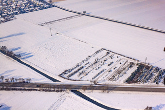 Vue aérienne de Parcours de l'Erlenbach en hiver avec neige à Hatzenbühl dans le département Rhénanie-Palatinat, Allemagne