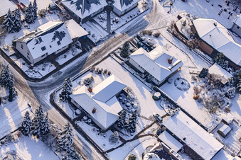 Vue oblique de Route industrielle en hiver avec neige à Rheinzabern dans le département Rhénanie-Palatinat, Allemagne