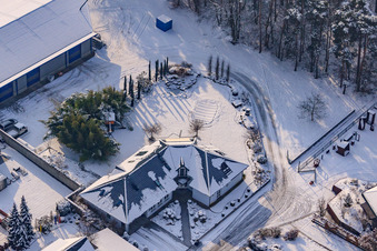 Route industrielle en hiver avec neige à Rheinzabern dans le département Rhénanie-Palatinat, Allemagne hors des airs