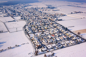 Vue aérienne de Schubertstraße en hiver avec de la neige à Hatzenbühl dans le département Rhénanie-Palatinat, Allemagne