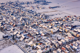 Vue aérienne de Pfarrer-Frey-Straße en hiver avec de la neige à Hatzenbühl dans le département Rhénanie-Palatinat, Allemagne
