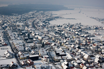 Vue aérienne de Champs agricoles et terres agricoles enneigés en hiver à Hatzenbühl dans le département Rhénanie-Palatinat, Allemagne