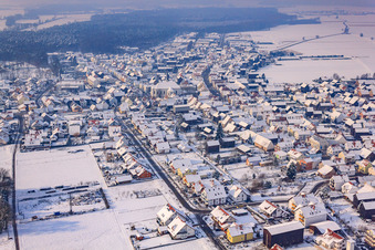 Vue aérienne de Dans le nid en hiver avec de la neige à Hatzenbühl dans le département Rhénanie-Palatinat, Allemagne