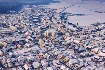 Vue aérienne de Dans le nid en hiver avec de la neige à Hatzenbühl dans le département Rhénanie-Palatinat, Allemagne