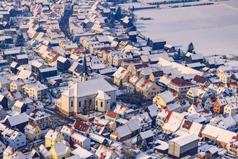 Vue aérienne de Église Saint-Wendelin en hiver sous la neige à Hatzenbühl dans le département Rhénanie-Palatinat, Allemagne