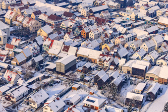 Vue aérienne de Nettoyage du tabac à Fledlachgraben en hiver sous la neige à Hatzenbühl dans le département Rhénanie-Palatinat, Allemagne