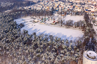 Vue aérienne de Terrain de sport de SV1920 Hatzenbühl en hiver avec neige à Hatzenbühl dans le département Rhénanie-Palatinat, Allemagne