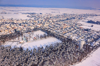 Vue aérienne de Terrains de sport du SV1920 Hatzenbühl en hiver avec neige à Hatzenbühl dans le département Rhénanie-Palatinat, Allemagne