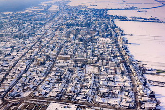Vue aérienne de Au Waserturm et à la Juststraße en hiver avec de la neige à Kandel dans le département Rhénanie-Palatinat, Allemagne