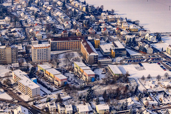 Vue aérienne de L'hôpital Asklepios en hiver avec de la neige à Kandel dans le département Rhénanie-Palatinat, Allemagne