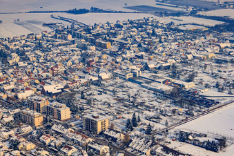 Vue aérienne de Est depuis le sud-ouest en hiver avec de la neige à Kandel dans le département Rhénanie-Palatinat, Allemagne