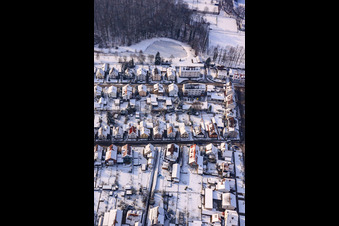 Vue aérienne de Waldstraße dans le quartier de Gartenstadt en hiver avec de la neige à Kandel dans le département Rhénanie-Palatinat, Allemagne