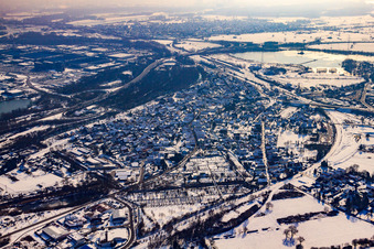 Vue aérienne de Vue de la ville depuis le nord-ouest en hiver avec de la neige à Wörth am Rhein dans le département Rhénanie-Palatinat, Allemagne