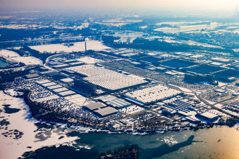 Vue aérienne de L'usine de camions Daimler à Wörth vue du nord-ouest en hiver avec de la neige à Wörth am Rhein dans le département Rhénanie-Palatinat, Allemagne