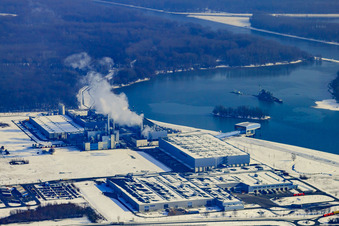 Vue aérienne de Zone industrielle d'Oberwald, usine de papier Palm du sud-ouest en hiver avec de la neige à Wörth am Rhein dans le département Rhénanie-Palatinat, Allemagne