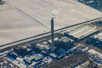 Vue aérienne de Centrale électrique de l'usine de camions Daimler en hiver avec de la neige à le quartier Maximiliansau in Wörth am Rhein dans le département Rhénanie-Palatinat, Allemagne
