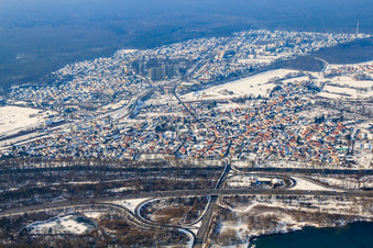 Vue aérienne de Vue de la ville depuis le sud-est en hiver avec de la neige à Wörth am Rhein dans le département Rhénanie-Palatinat, Allemagne