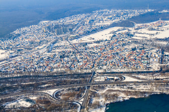 Vue aérienne de Vue de la ville depuis le sud-est en hiver avec de la neige à Wörth am Rhein dans le département Rhénanie-Palatinat, Allemagne