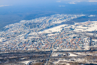 Photographie aérienne de Vue de la ville depuis le sud-est en hiver avec de la neige à Wörth am Rhein dans le département Rhénanie-Palatinat, Allemagne
