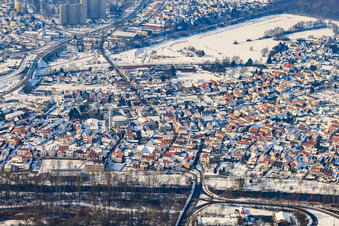 Vue aérienne de Altwörth vu de l'est en hiver avec de la neige à Wörth am Rhein dans le département Rhénanie-Palatinat, Allemagne