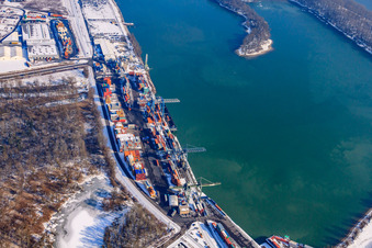 Vue aérienne de Port à conteneurs du Landeshafen Wörth en hiver avec de la neige à le quartier Maximiliansau in Wörth am Rhein dans le département Rhénanie-Palatinat, Allemagne