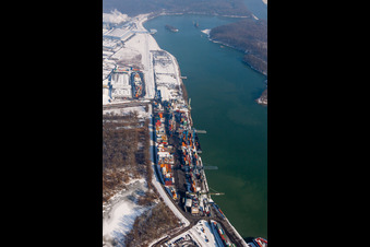 Vue aérienne de Terminal à conteneurs enneigé en hiver dans le port à conteneurs de Contargo Wörth-Karlsruhe GmbH sur le Rhin dans la zone industrielle de Wörth-Oberwald à Wörth am Rhein dans le département Rhénanie-Palatinat, Allemagne