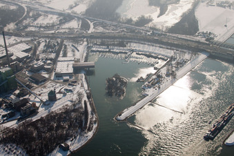 Vue aérienne de Marina en hiver à le quartier Knielingen in Karlsruhe dans le département Bade-Wurtemberg, Allemagne