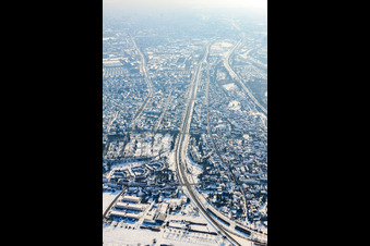 Vue aérienne de Rheinbrückenstr en hiver avec de la neige à le quartier Knielingen in Karlsruhe dans le département Bade-Wurtemberg, Allemagne