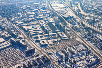Vue aérienne de SIEMENS AG en hiver avec de la neige à le quartier Knielingen in Karlsruhe dans le département Bade-Wurtemberg, Allemagne