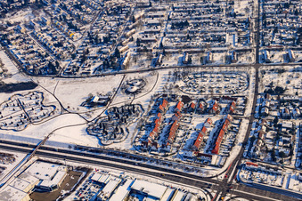 Vue aérienne de Cimetière du Nord-Ouest en hiver avec de la neige à le quartier Nordweststadt in Karlsruhe dans le département Bade-Wurtemberg, Allemagne