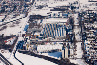Vue aérienne de Site d'usine hivernal et enneigé du producteur de produits chimiques et cosmétiques L'OREAL Produktion Deutschland GmbH & Co. KG à le quartier Nordweststadt in Karlsruhe dans le département Bade-Wurtemberg, Allemagne