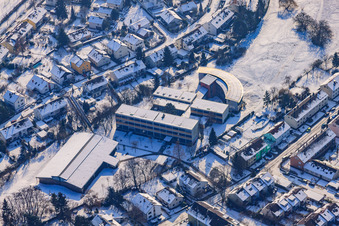 Vue aérienne de Realschule am Rennbuckel en hiver avec de la neige à le quartier Nordweststadt in Karlsruhe dans le département Bade-Wurtemberg, Allemagne