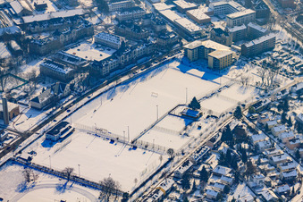 Vue aérienne de Terrains de sport de la communauté sportive Karlsruhe en hiver lorsqu'il y a de la neige à le quartier Nordweststadt in Karlsruhe dans le département Bade-Wurtemberg, Allemagne