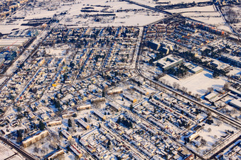 Vue aérienne de Gymnase Humboldt et immeubles d'appartements sur la Dürheimer Straße en hiver avec de la neige à le quartier Nordweststadt in Karlsruhe dans le département Bade-Wurtemberg, Allemagne