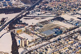 Vue aérienne de L'Oreal Produktion Deutschland GmbH du sud en hiver avec de la neige à le quartier Nordweststadt in Karlsruhe dans le département Bade-Wurtemberg, Allemagne