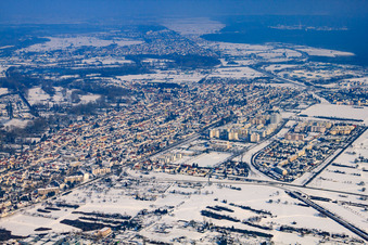 Vue aérienne de Vue de la ville depuis le sud-ouest en hiver avec de la neige à le quartier Neureut in Karlsruhe dans le département Bade-Wurtemberg, Allemagne