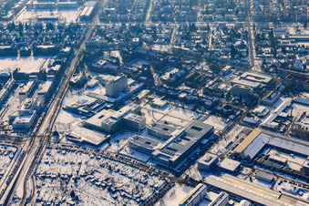 Vue aérienne de Hôpital municipal Karlsruhe en hiver avec de la neige à le quartier Nordweststadt in Karlsruhe dans le département Bade-Wurtemberg, Allemagne