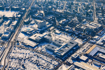 Vue aérienne de Hôpital municipal Karlsruhe en hiver avec de la neige à le quartier Nordweststadt in Karlsruhe dans le département Bade-Wurtemberg, Allemagne