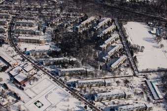Vue aérienne de Tennesseeallee en hiver avec de la neige à le quartier Nordstadt in Karlsruhe dans le département Bade-Wurtemberg, Allemagne