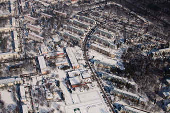 Vue aérienne de Tennesseeallee en hiver avec de la neige à le quartier Nordstadt in Karlsruhe dans le département Bade-Wurtemberg, Allemagne