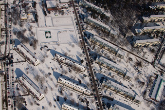 Photographie aérienne de Tennesseeallee en hiver avec de la neige à le quartier Nordstadt in Karlsruhe dans le département Bade-Wurtemberg, Allemagne